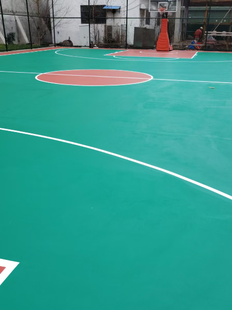 普兰店 球场长期使用易出现地面开裂